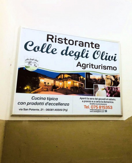 Galleria pedonale piazza Santa Chiara Assisi pubblicità cartello 150x120 indoor per 30 giorni Parcheggio Mojano Assisi - SABA
